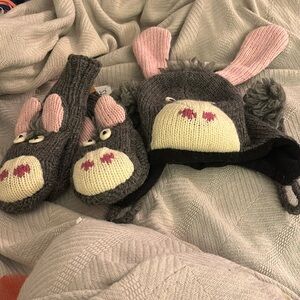Wool hat and mittens Shaped as a donkey.